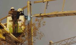 Kamyonun çarptığı trafik levhası itfaiye ekiplerince düzeltildi