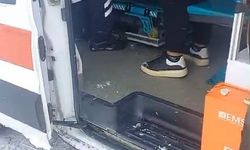 Kar engeline takılan ambulansa karayolları ekipleri yetişti
