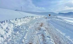 Kar kalınlığının yer yer 2 metreyi bulduğu bölgede yol açma çalışması