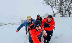 Kar, tipi, soğuk dinlemedi, AFAD 400 metre sırtında taşıdı
