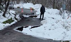 Kar yağışı sonrası mahalle yolu heyelana teslim oldu