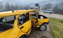 Karabük'te otomobil demir bariyere çarptı: 1 yaralı