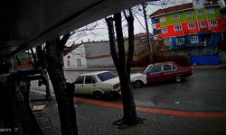 Karaman'da bir sürücünün park halindeki otomobile aracıyla çarparak kaçtığı anlar kameraya yansıdı