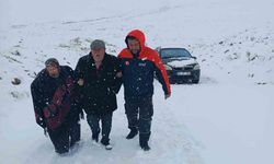 Karaman'da yolda kalan iki araçtaki 4 kişi kurtarıldı