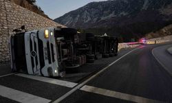 Karayolunda yem yüklü tır devrildi: 2 yaralı