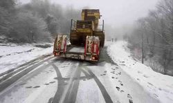 Karda kayan tır yolu trafiğe kapattı