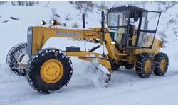 Karda mahsur kalanlar ekipler tarafından kurtarıldı