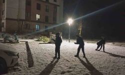 Karla kaplanan yolda araçlar ilerlemekte güçlük çekerken, eğlenmek isteyenler soluğu sokakta aldı