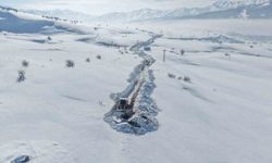 Karla kaplı mezrada mahsur kalan köylünün imdadına ekipler yetişti