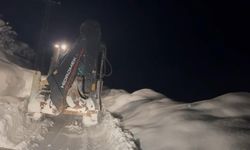 Karla mücadele ekipleri gece gündüz yol açıyor