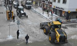 Kars Belediyesi'nden yoğun kar mesaisi: Caddeler temizleniyor