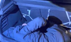 Kars'ta araçların bagajında 2 düzensiz göçmen yakalandı, 3 organizatör gözaltına alındı