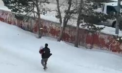 Kars'ta vefa dolu görüntü: Hasta annesini kucağında taşıdı