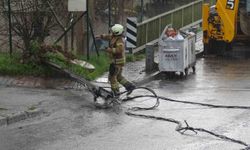 Kartal'da hafriyat kamyonu elektrik tellerine takıldı: Olay ucuz atlatıldı