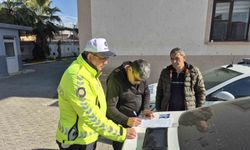 Kaskla servis aracının camını kıran motosikletlinin ehliyetine el konuldu