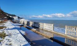 Kastamonu'da dalgalar sahil şeridine zarar verdi