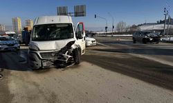 Kastamonu'da minibüs ile otomobil çarpıştı: 1 yaralı