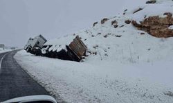 Kayganlaşan yol kaza getirdi, tır yol kenarına devrildi