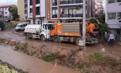 Kemalpaşa'da menfeze sıkışan aracı kurtarma çalışmaları sürüyor