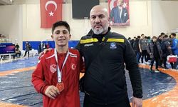 Kendinden iki yaş büyüklerle mücadele edip zirveye çıktı