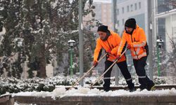 Kırıkkale'de kar yağışı sonrası kaldırımlar temizleniyor