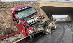 Kocaeli'de istinat duvarına çarpan tırın sürücüsü ağır yaralandı