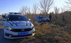 Kontrolden çıkan cip trafik levhalarını devirerek yol kenarına savruldu: 1 yaralı