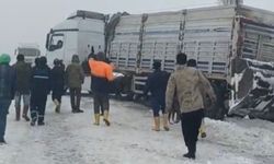 Kontrolden çıkan tır yolu kapattı, kilometrelerce araç kuyruğu oluştu