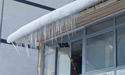 Kulp'ta çatılarda buz sarkıtları oluştu