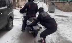 Kurye, buzlu zeminde kayarak eğlendi