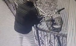 Kütahya'da gündüz vakti bisiklet hırsızlığı kamerada