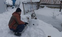 Malatya'da kardan soba yapan esnaf çay demledi