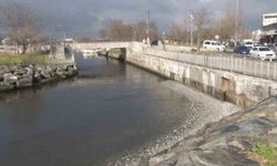 Menekşe sahilinde sular çekildi, tekneler geçişlerde zorluk yaşadı