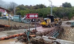 Mersin'de selin izleri silinmeye çalışılıyor