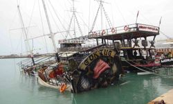 Mersin'de şiddetli yağış ve fırtına gezi teknesini batırdı