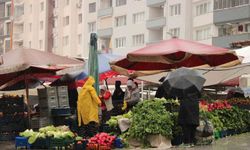 Meteoroloji'nin sağanak ve fırtına uyarısı pazarcıları etkiledi