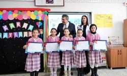 Milli Eğitim Bakanı Tekin, Ağrı'da beşiz kardeşlere karnelerini verdi