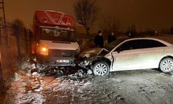 Otomobil kamyonetle kafa kafaya çarpıştı: 3 yaralı