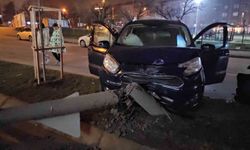 Otomobil refüje çıktı: Kaza anı kamerada