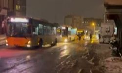 Pendik'te ekipler karları temizledi, lastiği uygun olmayan İETT otobüsü yolda kaldı
