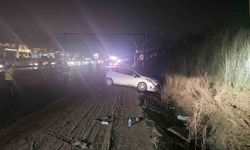 Polis aracına ve elektrik direğine çarptı