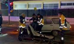 Refüje çarpan otomobilde sürücü yaralandı