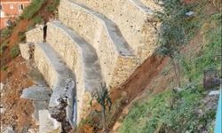 Rize'de istinat duvarı çöktü: 2 ev boşaltıldı