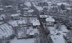 Safranbolu'da kar yağışı tarihi konakları yeniden beyaza bürüdü