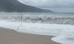 Sağanak yağış, Ölüdeniz'in rengini değiştirdi