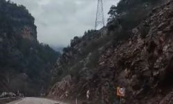 Saimbeyli'de yağışlar sonrası yola yine kaya düştü