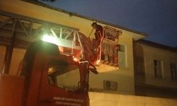 Salihli'de çatıda mahsur kalan kedi kurtarıldı