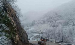 Şalpazarı-Beşikdüzü karayolunda heyelan