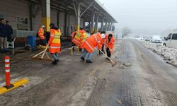 Şanlıurfa'da kar temizliği sürüyor