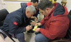 Şanlıurfa'da papağanın ayağına sıkışan halhal itfaiye ekiplerinin operasyonuyla çıkarıldı